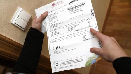 Una usuaria analiza el recibo de la luz en su domicilio.