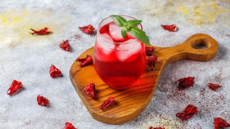 Té de hibisco frío con hojas de albahaca y hielo