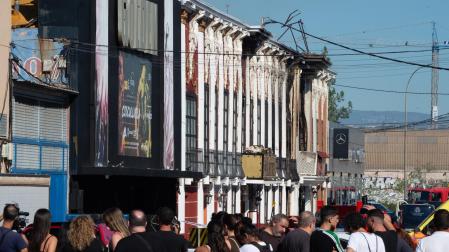 Un grupo de personas frente al Teatre, en la zona de ocio de Las Atalayas, donde ocurrió el incendio