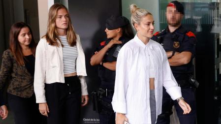 Las jugadoras de la selección española de fútbol Alexia Putellas e Irene Paredes a su llegada a la Ciudad de la Justicia de Barcelona donde declaran por videoconferencia ante el juez de la Audiencia Nacional que investiga el caso Rubiales