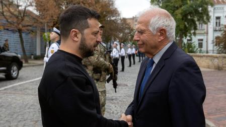 El alto representante de la UE, Josep Borrell, junto a Volodímir Zelenski en Kiev