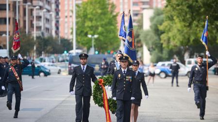 Ofrenda floral a los caídos, ayer a mediodía, en la festividad del patrón de la Policía Nacional, en Antoniutti.