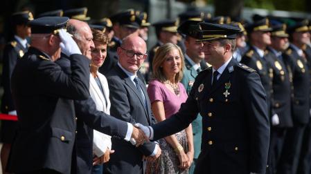 Autoridades saludan a un policía homenajeado.