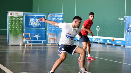 Santi Yániz golpea a una pelota de caucho en un partido contra Espinal.