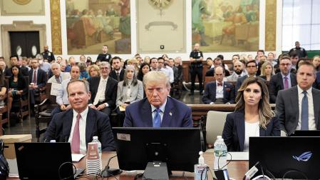 Donald Trump, ayer entre sus abogados Christopher Kise y Alina Habba al comienzo del juicio
