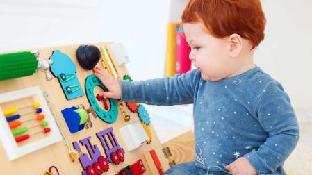 El objetivo de la educación Montessori es dar a los niños un cierto grado de libertad para aprender, en un entorno estructurado y apropiado