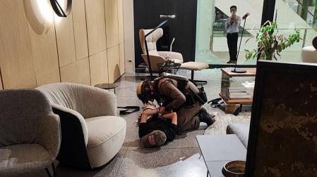 El supuesto agresor es detenido por la Policía en el lujoso centro comercial Siam Paragon en Bangkok