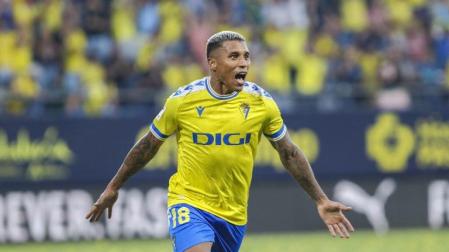 El delantero del Cádiz CF Darwin Machís celebra un gol