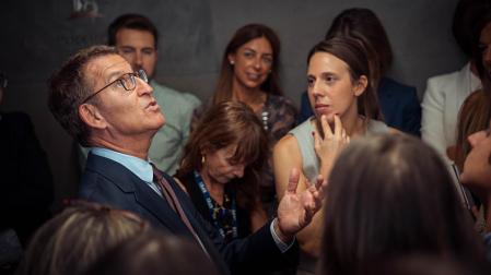 El líder del PP, Alberto Núñez Feijóo, a su salida de una rueda de prensa tras reunirse con el Rey Felipe VI, en el Congreso de los Diputados