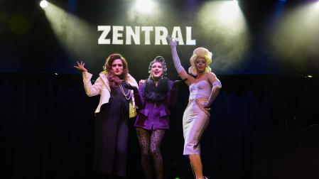 De izquierda a derecha: Gata al Kuadrado, Exia Vermut y Xtreya, en el escenario de Zentral