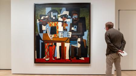 Visitantes observan obras expuestas en la muestra 'Picasso in Fontainebleau' del artista Pablo Picasso, en el Museum of Modern Art