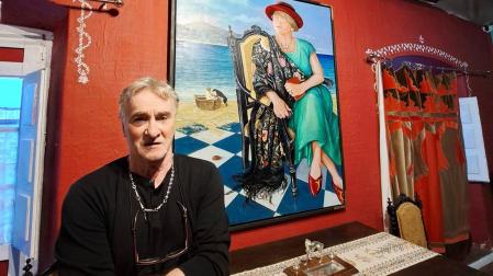 Antonio Laita posa junto al retrato de Pilar, su mujer, otra de las personas referentes en su pintura