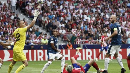Antoine Griezmann observa desde el suelo cómo su chilena se convierte en el 2-2