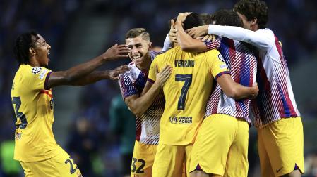 Los jugadores del Barcelona felicitan a Ferrán Martínez, autor del 0-1