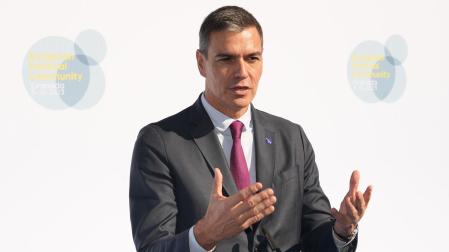 El presidente del Gobierno en funciones, Pedro Sánchez, atiende a los medios a su llegada al Palacio de Congresos de Granada para participar en la cumbre de la Comunidad Política Europea (CPE)