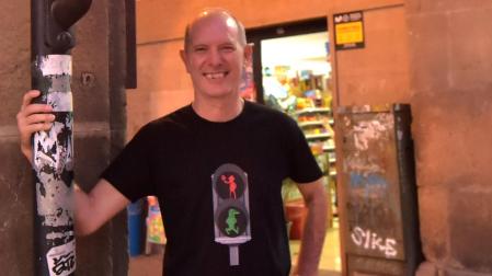 Javier Ibáñez en un semáforo de Tafalla con la camiseta que se ha diseñado con el semáforo de Mortadelo y Filemón.