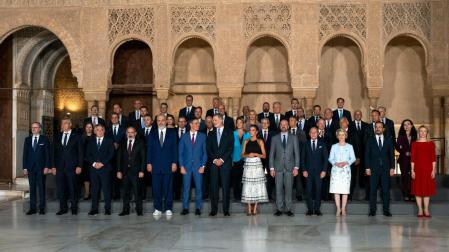 Los Reyes de España, Felipe (7d) y Letizia (6d), reciben a los mandatarios europeos en su visita al Patio de los Leones de la Alhambra dentro de la III Cumbre de la Comunidad Política Europea (CPE), este jueves en Granada