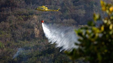 Un helicóptero vierte agua en Santa Úrsula, en la reactivación del incendio de Tenerife