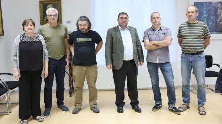 El presidente del Parlamento de Navarra, Unai Hualde, junto a los representantes de La Mesa del Pirineo