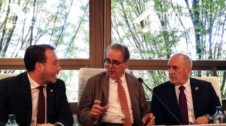 El rector de la UPNA, Ramón Gonzalo, el ministro de Universidades, Joan Subirats, y el consejero de Universidad, Innovación y Transformación Digital del Gobierno de Navarra, Juan Cruz Cigudosa