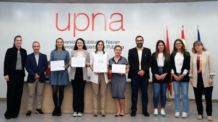 Finalistas y premiadas en el Grado en Enfermería, junto con las autoridades académicas. De izda. a dcha., Olga López de Dicastillo, Javier Montalvo, Leire Elizalde (finalista), Rut Aranaz (finalista), María Esther Salgado (finalista), Mailen Moyano (ganadora), José Javier López Goñi (responsable académico del Grado en Psicología) y Leire leza González, Paula Baeza Gozalo y María Teresa Sanz de Acedo (integrantes del jurado del premio)