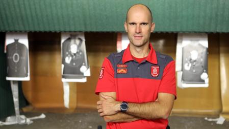 Iván Ortueta Izco, jefe de la Policía Foral, en la galería de tiro de la comisaría de Beloso