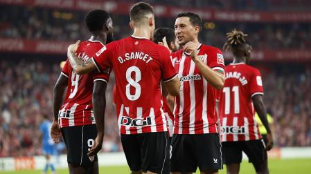 Los jugadores del Athletic celebran el tanto del navarro Oihan Sancet, que ponía el 3-0 en el marcador