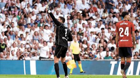 Sergio Herrera se disculpa con la grada del Bernabéu tras encararse y celebrar su parada en el penalti. El equipo ya perdía 4-0