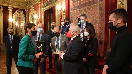 Intercambio de regalos, en una recepción de la presidenta del Gobierno en enero de 2022 con motivo de la celebración en Pamplona de un torneo internacional del kárate