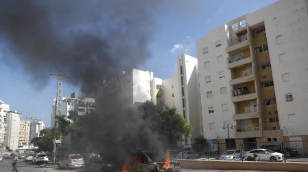 Un coche en llamas tras un ataque con cohetes desde la Franja de Gaza en Ashkelon, al sur de Israel.