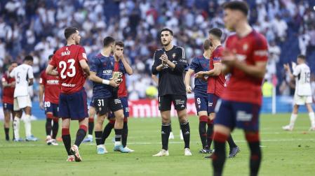 Los jugadores de Osasuna aplauden a su afición desplazada al Santiago Bernabéu