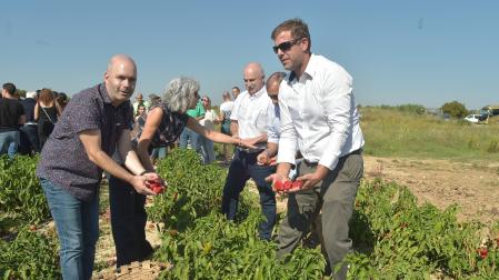 Rubén del Campo, con las autoridades que asistieron a la entrega en la finca de pimientos.
