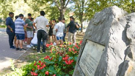 Las Juventudes Socialistas de Euskadi han organizado este domingo un acto de condena a los ataques en el monolito en memoria de Fernando Buesa y Jorge Díez