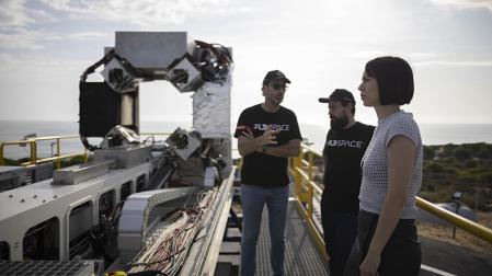 La ministra de Ciencia e Innovación en funciones, Diana Morant, en la base militar de Médano del Loro, en Moguer (Huelva), desde donde se lanzó con éxito el cohete Miura 1, diseñado y construido por la empresa ilicitana PLD Space