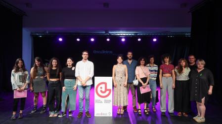 De izquierda a derecha: Pilar Bravo, Patricia Etxegaray, Anne Ganuza, Leire Arraiza, Carlos Amatriain, vicepresidenta Alfaro, Txema Burgaleta, Leire Ipas, madre de Clarissa Costagliola, Carlota Vidan, Aniana Alfaro (del INJ) y Oskia Ugarte (directora del Centro de Arte de Huarte)