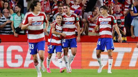 Los jugadores del Granada felicitan a Bryan Zaragoza tras uno de los goles que anotó contra el Barça