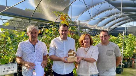 El director general Goñi (segundo por la izda), con el premio, junto a personal técnico de EVENA. De izda a dcha: Félix Cibriáin, Goñi, Ana Sagüés y Alfredo Rueda