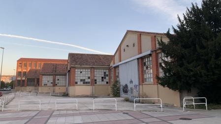 En primer término, las tres naves que van a ser derribadas en la parcela de IWER-Matesa, en la Rochapea