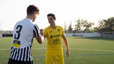 Dos jugadores del CD Alesves muestran sus equipaciones en las que luce la marca Carretilla del Grupo Alimentario IAN