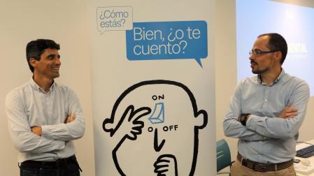 Por la izda: Gorka Moreno Arnedillo (psicólogo de Empresas Saludables de Mutua Navarra) y Javier Igea  Larráyoz (director del Área de Empresas Saludables) con el logotipo de la campaña ‘Bien, ¿o te cuento?’.