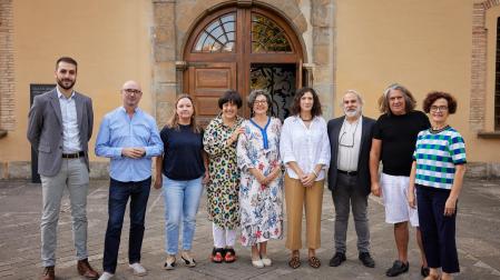 De izquierda a derecha: el compositor Guillermo Cobo, el percusionista Salva Tarazona, Aitziber Urtasun (Fundación Oteiza), María Azcona y Eva Ruiz (IES Plaza de la Cruz), Teresa Lasheras (MUN), el escultor Carlos Ciriza, Pablo Ramos (Colectivo E7.2) y Mercedes Jover (Museo de Navarra)