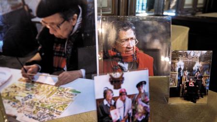 La exposición, además de su obra, también recuerda a la artista a través de distintas fotografías
