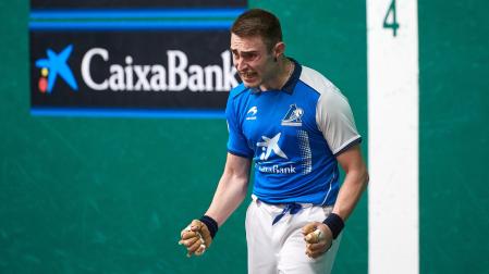 El pelotari Iker Salaberria realiza un gesto de rabia en un partido anterior