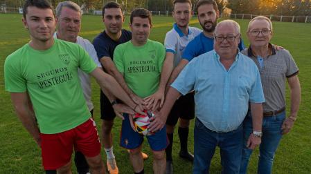De izquierda a derecha: Ion Apesteguía Vidaurreta, Pedro Apesteguía Arraiza, Héctor Apesteguía Vidaurreta, Aritz Apesteguía Esparza, Mikel Apesteguía Irigoyen, Arkaitz Apesteguía Irigoyen, Juanjo Apesteguía Arraiza y Ángel Apesteguía Arraiza, ayer en el Antxekoa.