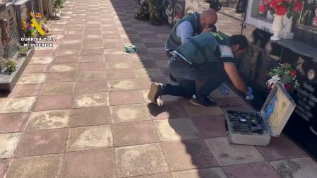 Agentes de la Guardia Civil en el cementerio de Cehegín, durante el transcurso de la investigación