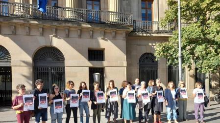 Representantes del movimiento feminista y de los sindicatos ELA, LAB, Steilas, ESK, EHNE, Etxalde y CGT, antes de registrar la convocatoria de huelga
