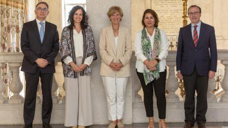 De izquierda a derecha, Secundino Fernández, Paloma Grau, la rectora María Iraburu, la directora de la ANECA, Pilar Paneque, y Pablo Sánchez-Ostiz