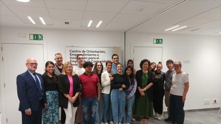 La presidenta María Chivite, en el nuevo Centro de Orientación para el Empleo de Tudela, junto a los participantes en la Lanzadera Joven de Tudela