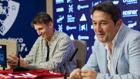 El director deportivo de Osasuna, Braulio Vázquez, junto a Budimir