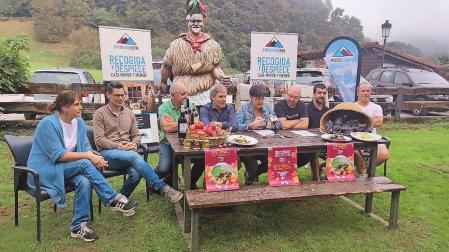De izquierda a derecha, Lorea Luzuriaga (Donamariako Benta); Javier Villanueva (Pirineos Exdim); Juan Antonio Prieto (Productos Artesanos Errotazar); Carlos Lezeaga (Pirineos Exdim); Belén Urrutia (Posada de Elbete); Rubén Gárate (Restaurante Olari); Óscar Martínez (Tresanea Ostatua); y Koteto Ezkurra (Bodega Inurrieta).